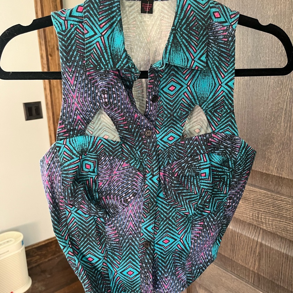 Material Girl Cropped Geometric Patterned Sleeveless Button up Top Sz S